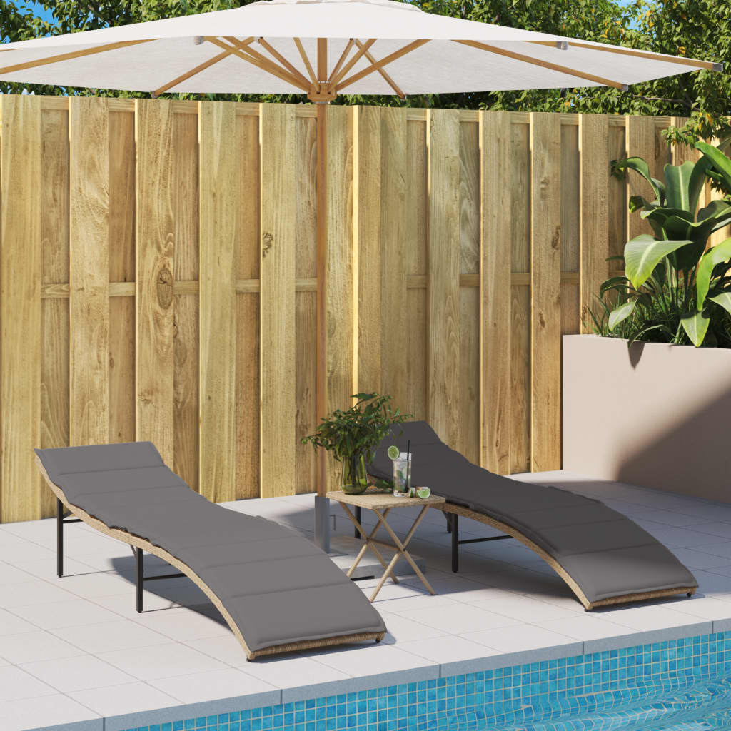 vidaXL Sonnenliegen 2 Stk. mit Tisch Beige Poly Rattan