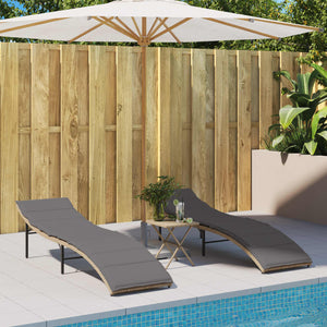 vidaXL Sonnenliegen 2 Stk. mit Tisch Beige Poly Rattan