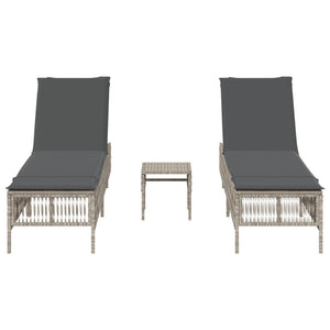 vidaXL Sonnenliegen 2 Stk. mit Tisch Hellgrau Poly Rattan