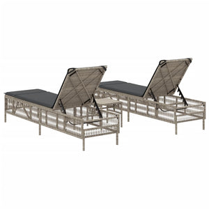 vidaXL Sonnenliegen 2 Stk. mit Tisch Hellgrau Poly Rattan